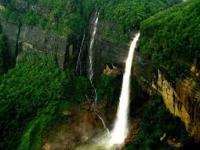मस्ट व्हिजिट: भारतातल्या या 8 राज्यातले 8 धबधबे. - Marathi News | Must visit this mansoon to 8 waterfalls in india | Latest travel Photos at Lokmat.com